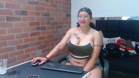 Snapshot of selena_tits_ chatting on May 29, 4:49 pm Selena online show from May 29, 4:49 pm