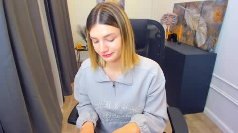 selenaemoore online show from April 12, 3:44 am