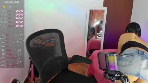 Snapshot of selene_e chatting on January 2, 11:20 am Karol. online show from January 2, 11:20 am