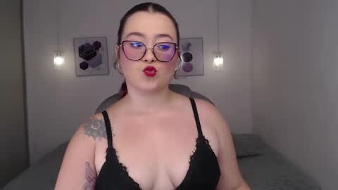 Snapshot of selene_rouse_ chatting on May 5, 10:40 pm selene_rouse_ online show from May 5, 10:40 pm