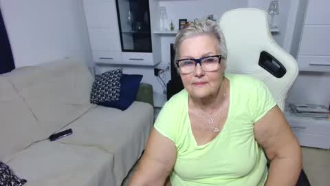 Selenna online show from April 19, 5:01 pm