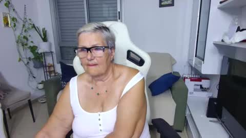 Snapshot of selenna57 chatting on June 5, 5:29 pm Selenna online show from June 5, 5:29 pm