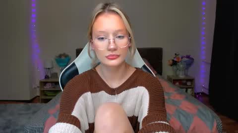 Snapshot of selfharm777 chatting on October 8, 7:22 pm Simon and Alice online show from October 8, 7:22 pm