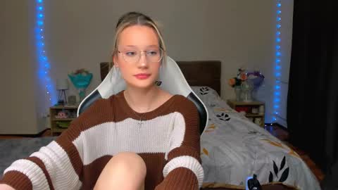 Snapshot of selfharm777 chatting on October 26, 8:26 pm Simon and Alice online show from October 26, 8:26 pm