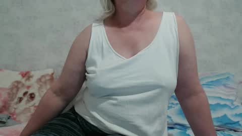 Snapshot of seniorita333 chatting on December 6, 9:54 am Lenna online show from December 6, 9:54 am