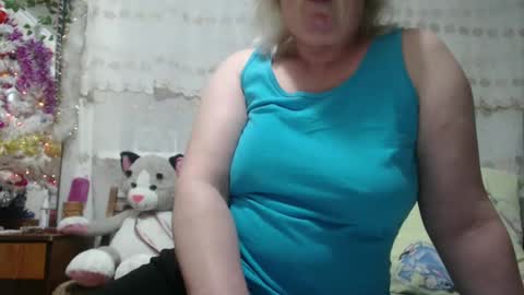 Snapshot of seniorita333 chatting on December 9, 11:47 am Lenna online show from December 9, 11:47 am