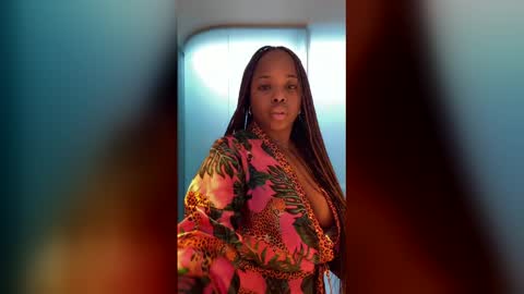 Snapshot of sensualprima chatting on February 23, 5:38 am sensualprima online show from February 23, 5:38 am