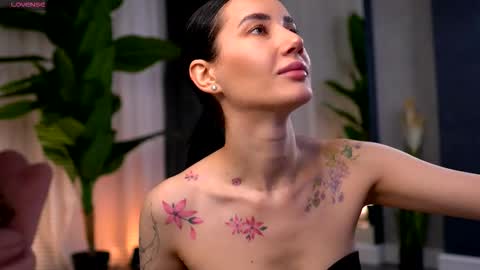 Snapshot of serenavelour chatting on November 27, 11:01 am Serena online show from November 27, 11:01 am