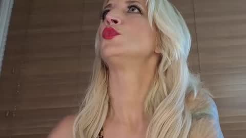 Snapshot of serenexxmilf chatting on June 25, 6:40 am serenexx your MILF online show from June 25, 6:40 am