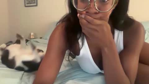 Snapshot of serenitybee chatting on December 16, 11:10 pm Serenity Bee online show from December 16, 11:10 pm