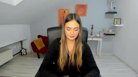 serenlys online show from November 4, 9:03 pm