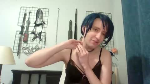 Servile Sarah online show from April 7, 11:59 pm