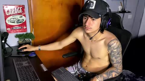 Snapshot of sex_love_sweat chatting on February 2, 6:39 pm sex_love_sweat online show from February 2, 6:39 pm