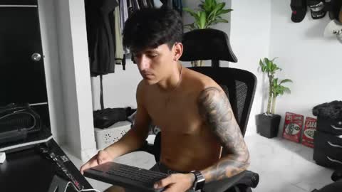 Snapshot of sex_love_sweat chatting on April 28, 7:52 pm sex_love_sweat online show from April 28, 7:52 pm