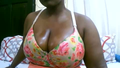 Snapshot of sexxi_ebony chatting on October 3, 9:28 am sexxi_ebony online show from October 3, 9:28 am