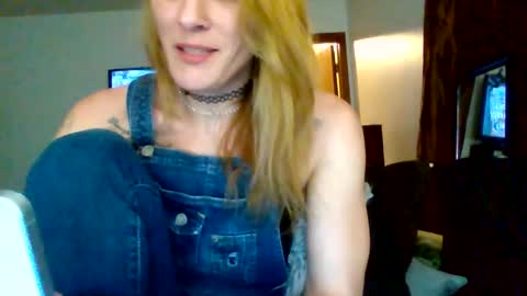 Snapshot of sexxileeah42o chatting on March 7, 10:23 am Leeah CloudZzz online show from March 7, 10:23 am
