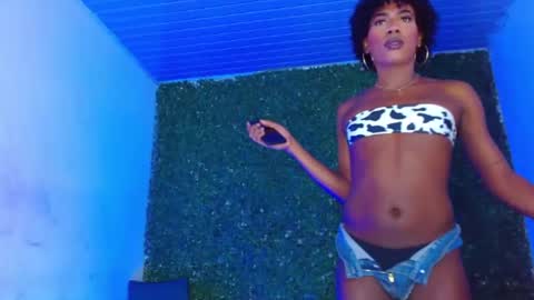 Snapshot of sexy_blackxxx991296 chatting on May 24, 12:43 pm sexy_blackxxx991296 online show from May 24, 12:43 pm