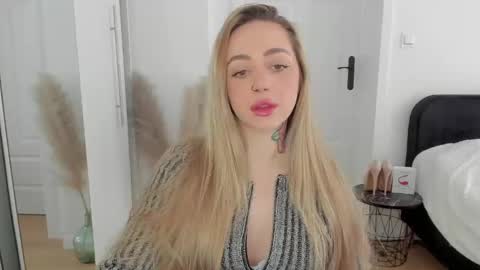 Snapshot of sexy_coralie chatting on March 8, 7:27 am C o r a l i e online show from March 8, 7:27 am