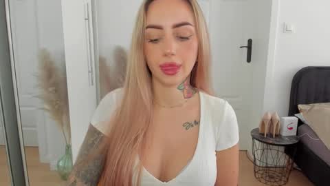 Snapshot of sexy_coralie chatting on September 13, 7:30 am C o r a l i e online show from September 13, 7:30 am