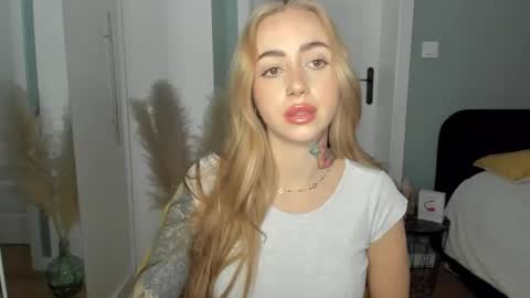 C o r a l i e online show from April 10, 7:24 am