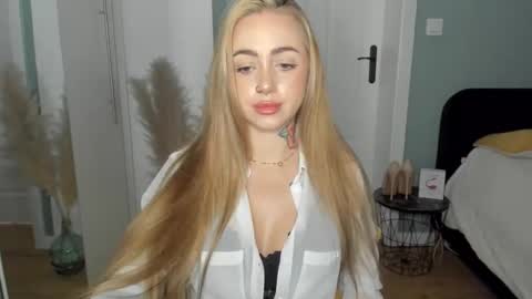 C o r a l i e online show from April 15, 7:37 am