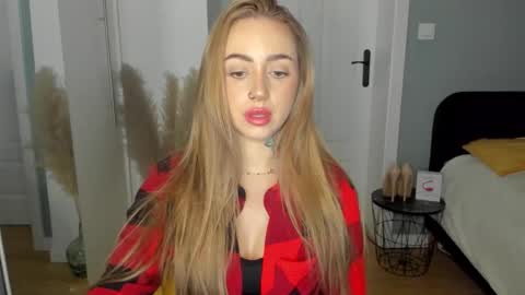 C o r a l i e online show from April 22, 2:07 pm