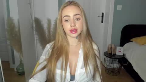 Snapshot of sexy_coralie chatting on April 29, 1:26 pm C o r a l i e online show from April 29, 1:26 pm