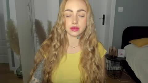 Snapshot of sexy_coralie chatting on April 30, 6:42 am C o r a l i e online show from April 30, 6:42 am