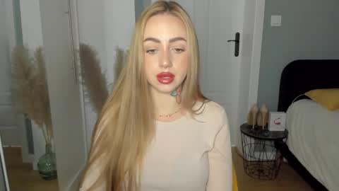 Snapshot of sexy_coralie chatting on May 9, 6:51 am C o r a l i e online show from May 9, 6:51 am