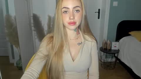 Snapshot of sexy_coralie chatting on May 14, 6:42 am C o r a l i e online show from May 14, 6:42 am