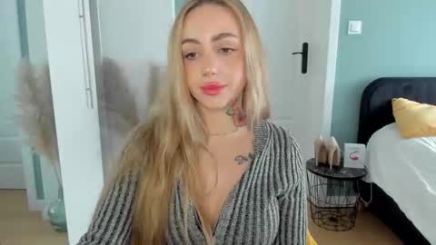 Snapshot of sexy_coralie chatting on May 16, 10:36 am C o r a l i e online show from May 16, 10:36 am