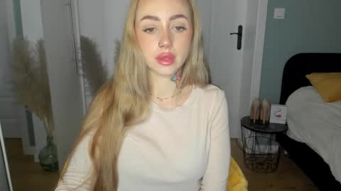 Snapshot of sexy_coralie chatting on May 18, 6:30 am C o r a l i e online show from May 18, 6:30 am