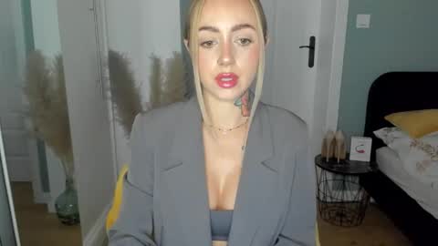 Snapshot of sexy_coralie chatting on June 4, 1:39 pm C o r a l i e online show from June 4, 1:39 pm