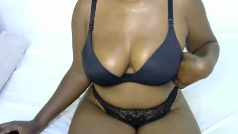 Snapshot of sexy_curvy2 chatting on October 6, 1:25 am bubble online show from October 6, 1:25 am