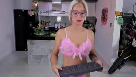 WENDY  MAX  AND VICKY online show from May 24, 4:28 am