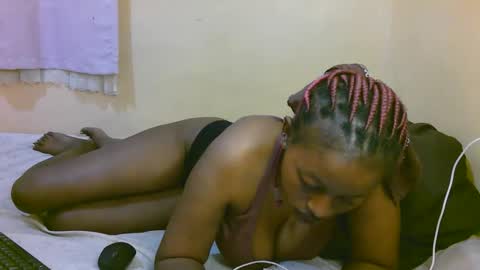 Snapshot of sexy_latasha chatting on April 23, 12:29 pm sexy_latasha online show from April 23, 12:29 pm