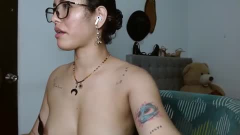 Snapshot of sexy_lia_latina chatting on June 19, 5:01 am Celeste online show from June 19, 5:01 am