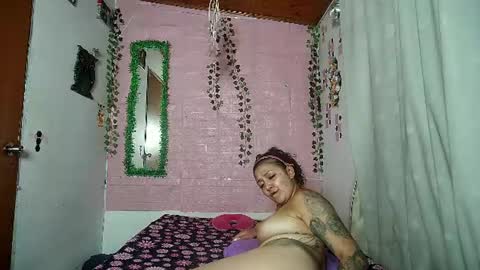 Snapshot of sexy_lolas chatting on June 25, 1:27 am sexy lolas online show from June 25, 1:27 am