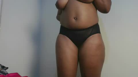 Snapshot of sexy_lyna chatting on December 19, 9:27 am sexy_lyna online show from December 19, 9:27 am