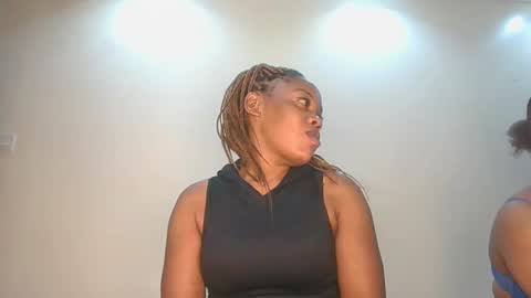 Snapshot of sexy_lyna chatting on February 2, 1:37 am sexy_lyna online show from February 2, 1:37 am