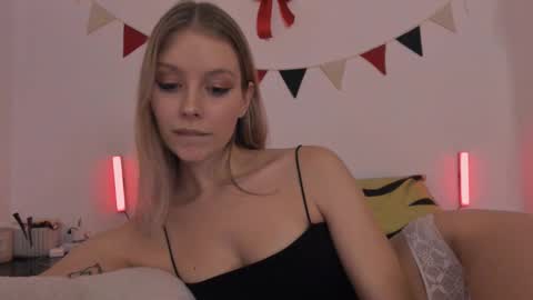 Snapshot of sexy_misses19 chatting on February 13, 5:22 pm Ellie Mia online show from February 13, 5:22 pm