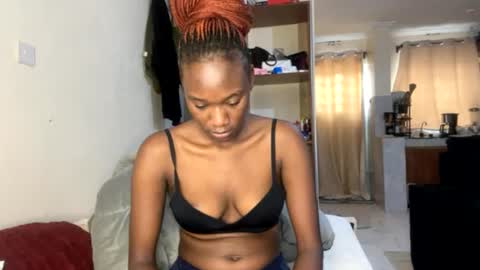 Snapshot of sexy_nyla chatting on June 22, 9:28 am Nyla online show from June 22, 9:28 am