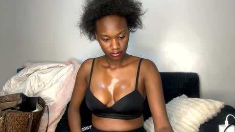 Snapshot of sexy_nyla chatting on July 16, 9:43 pm Nyla online show from July 16, 9:43 pm