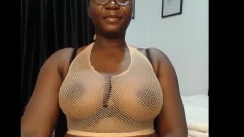 Snapshot of sexy_pearl12 chatting on June 30, 6:36 am zoe online show from June 30, 6:36 am