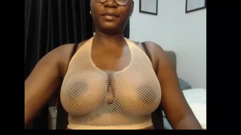 Snapshot of sexy_pearl12 chatting on July 13, 7:00 am zoe online show from July 13, 7:00 am