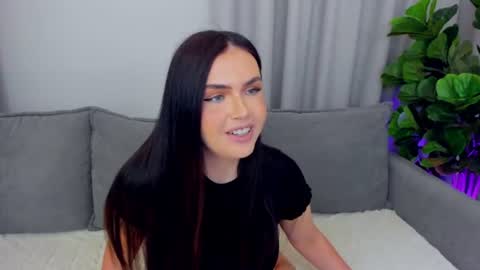 Snapshot of sexyangeloux chatting on August 7, 9:17 pm Lou online show from August 7, 9:17 pm