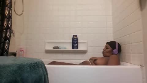 Snapshot of sexybella81 chatting on December 4, 6:27 pm sexybella81 online show from December 4, 6:27 pm