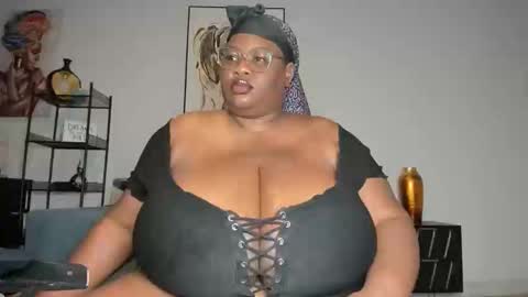 Snapshot of sexyblackhugetits chatting on November 17, 1:06 pm sexyblackhugetits online show from November 17, 1:06 pm