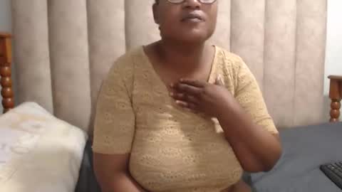 Snapshot of sexybustyxx chatting on September 23, 6:33 pm sexybustyxx online show from September 23, 6:33 pm