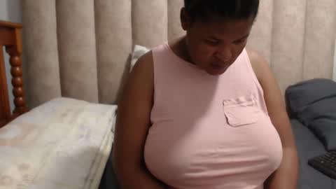 Snapshot of sexybustyxx chatting on October 7, 6:38 pm sexybustyxx online show from October 7, 6:38 pm